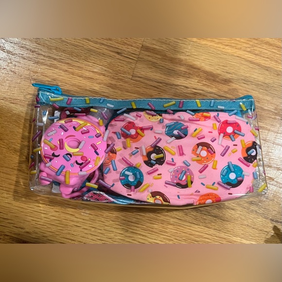 Kid's gloves and sanitizer kit - Picture 2 of 2